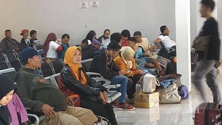 Ruang Tunggu Stasiun Senen Dikeluhkan