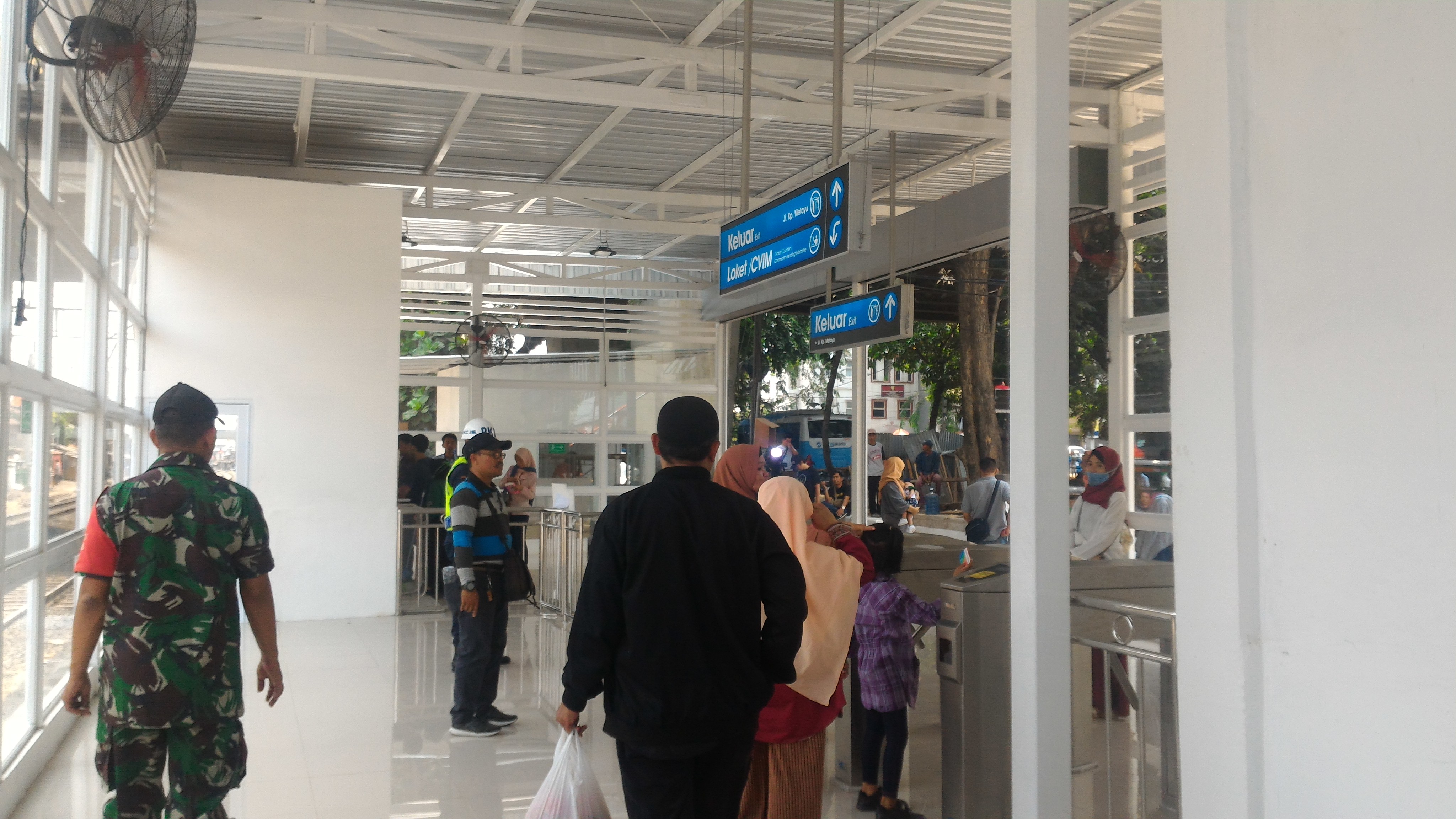 Penumpang KRL Sambut Baik Integrasi di Stasiun Tebet