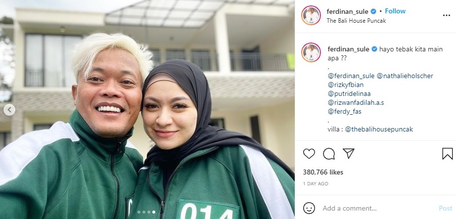 Sule sekeluarga pakai seragam hijau Squid Game. Foto: Instagram @ferdinan_sule