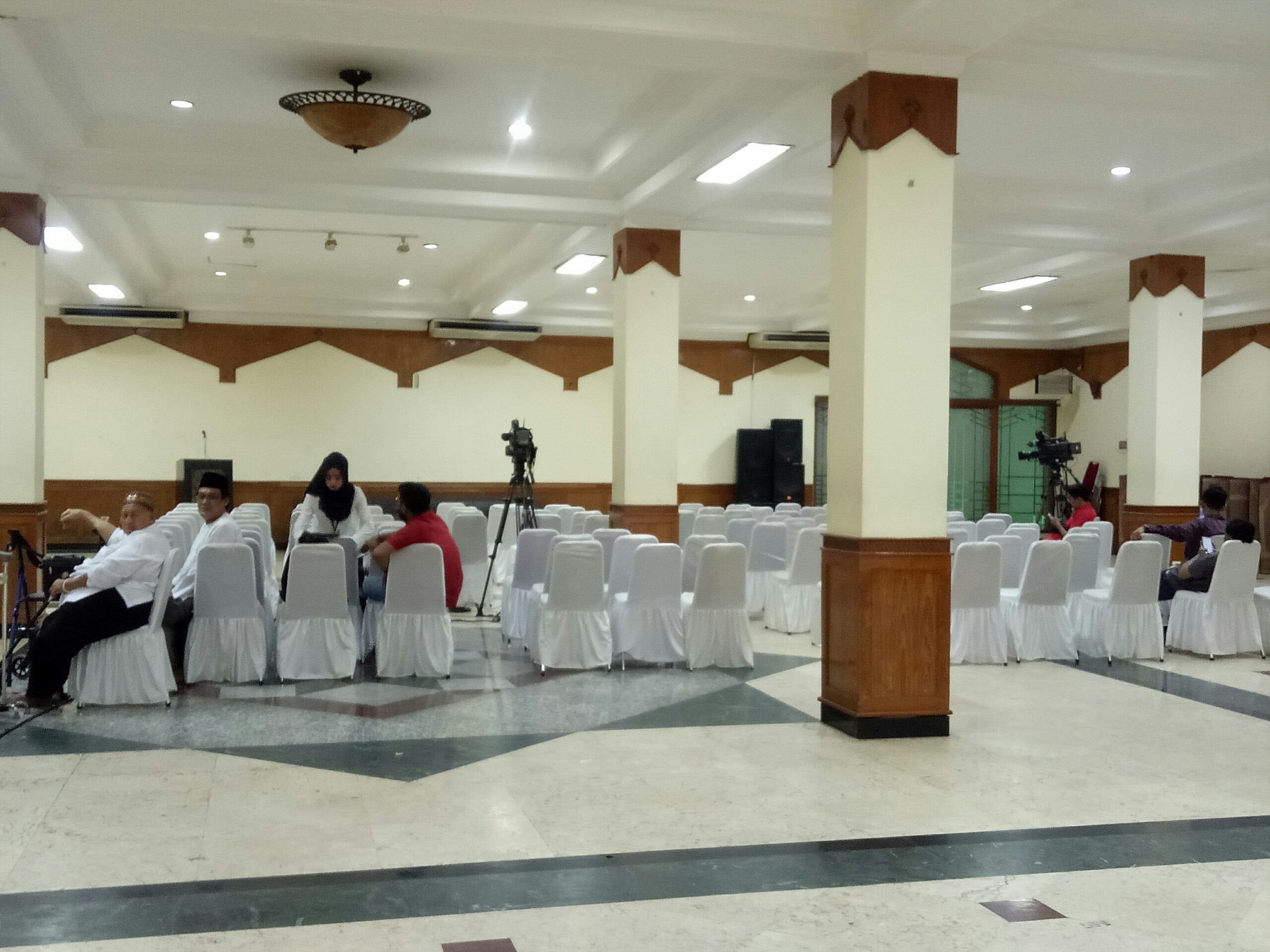 Warga Bersiap Menyambut Anies Sandi Di Masjid Sunda Kelapa