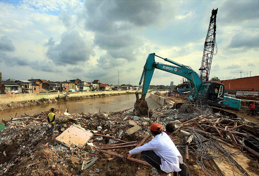 118 Lahan Sekitar Sungai Ciliwung Dibebaskan