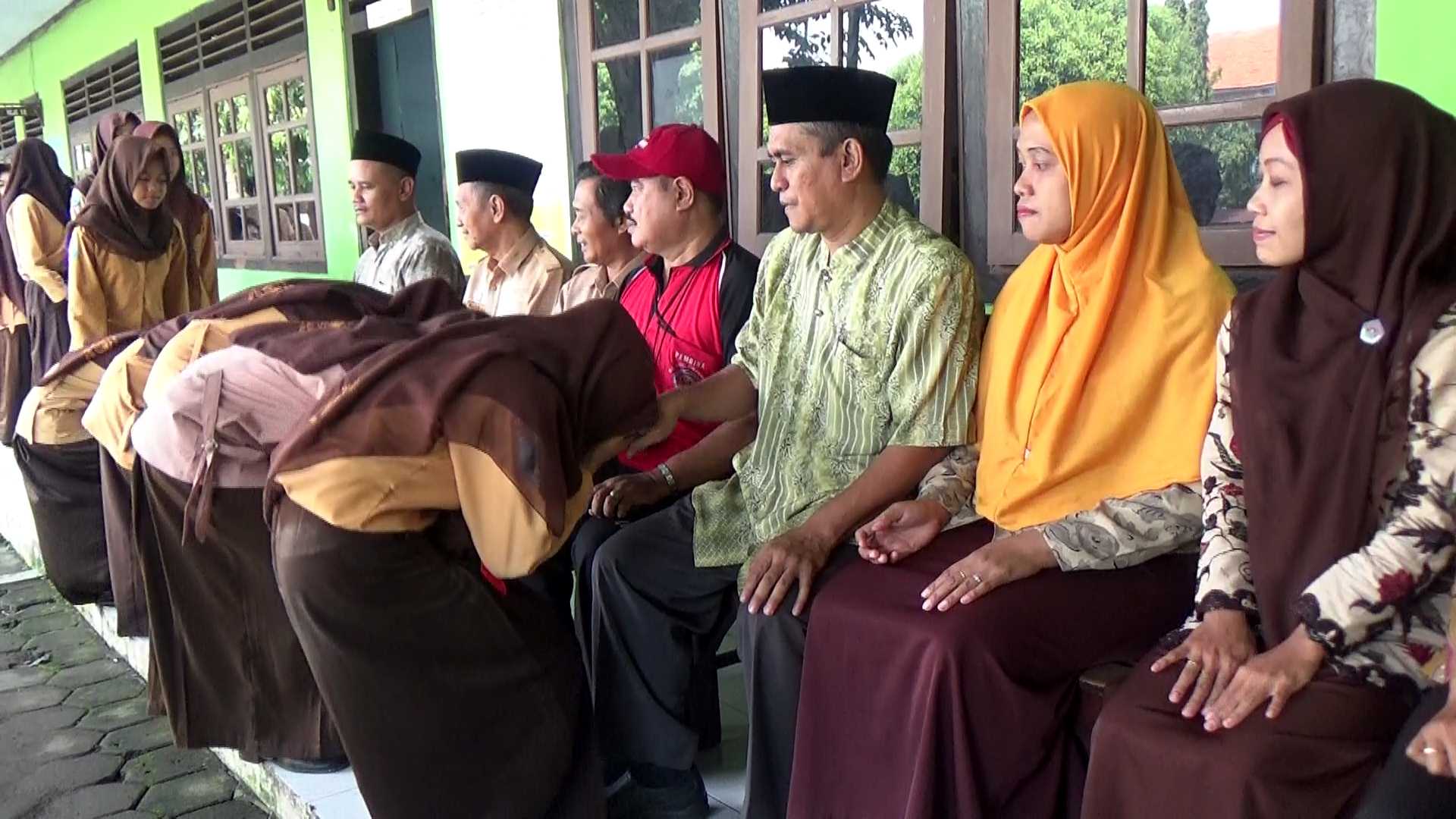 Siswa di Jombang Sungkem dan Basuh Kaki Guru