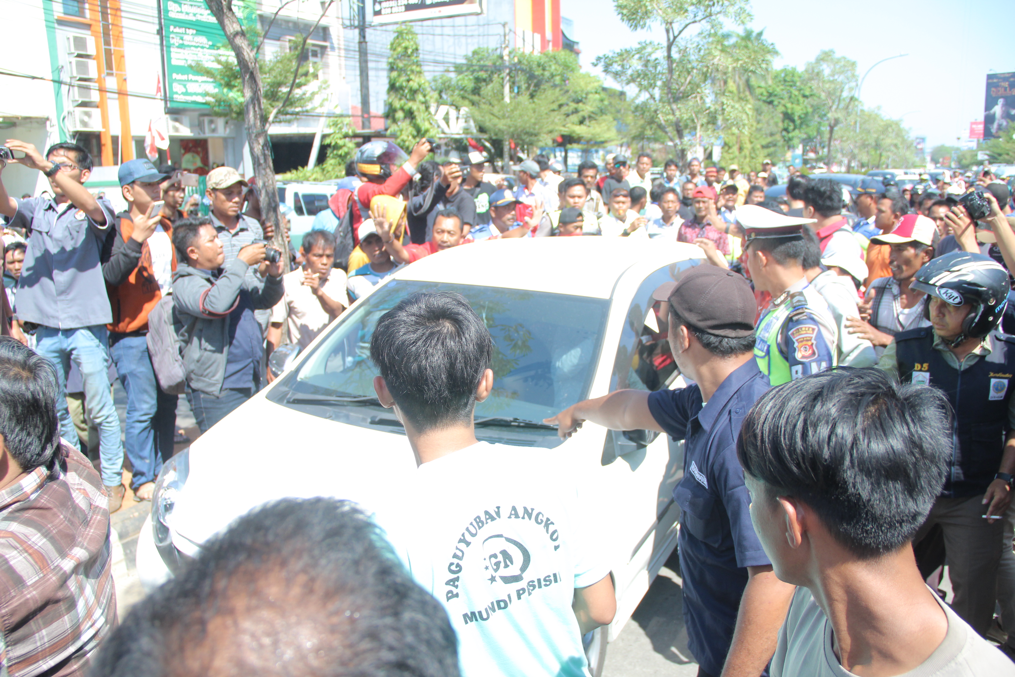 Pengendara Motor jadi Korban <i>Sweeping</i> Sopir di Cirebon