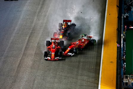 Duo Ferrari Tabrakan, Hamilton Finis Terdepan di GP Singapura