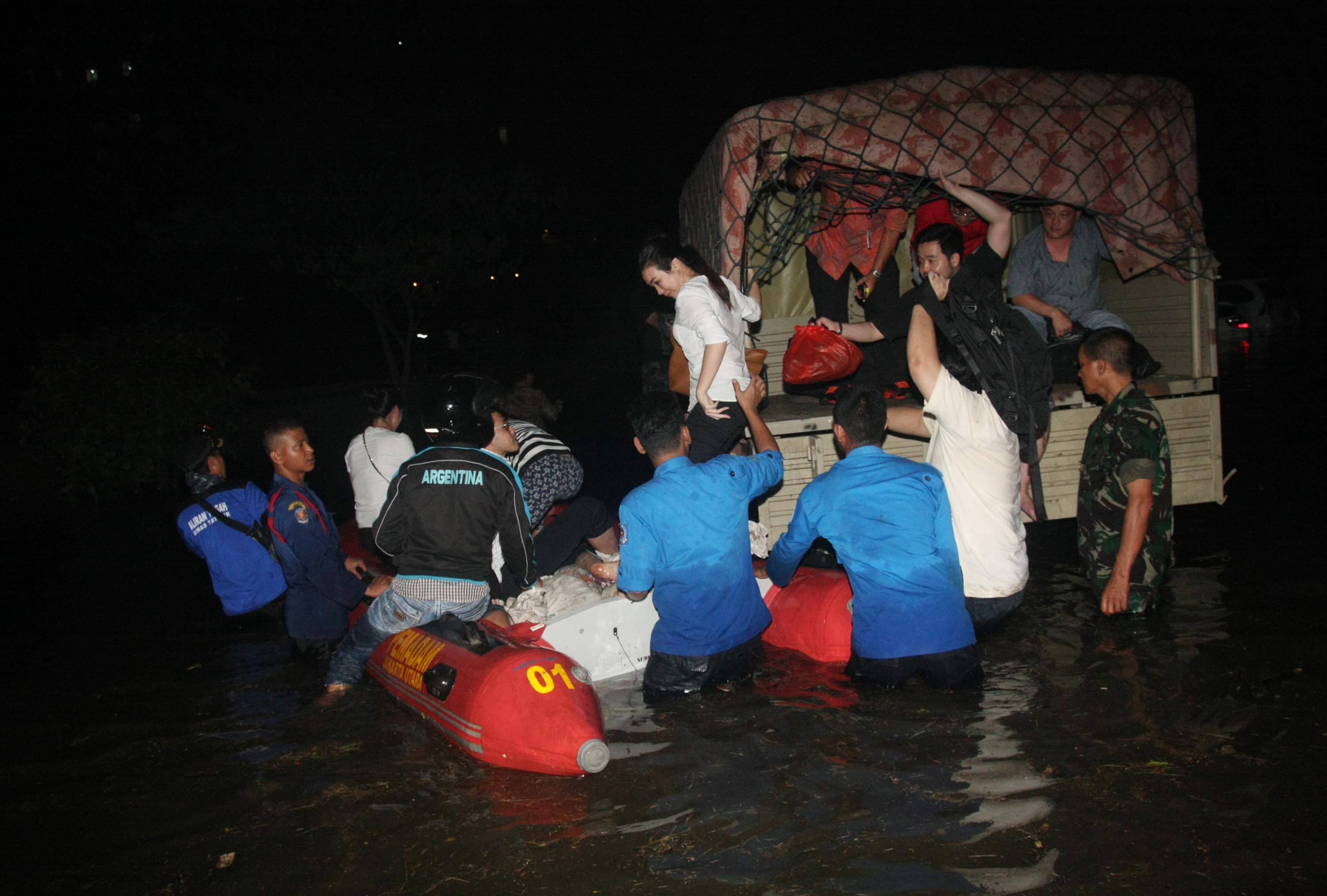 Tanggul di Pantai Mutiara Jebol karena Erosi