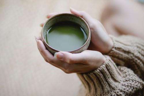 Teh hijau baik untuk meredakan sakit tenggorokan. Foto: Pexels.com