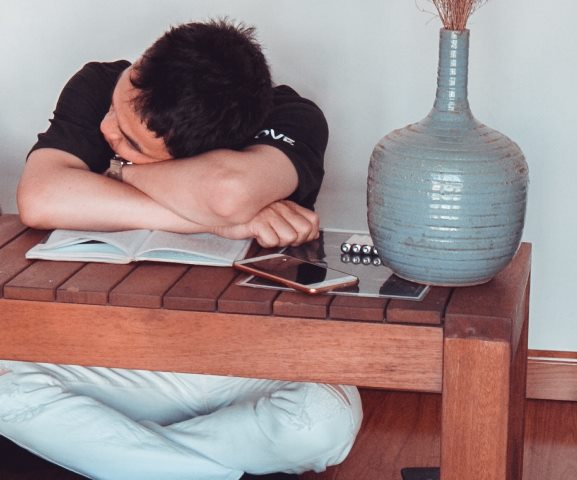 Penyebab Tersentak Bangun Saat Tidur