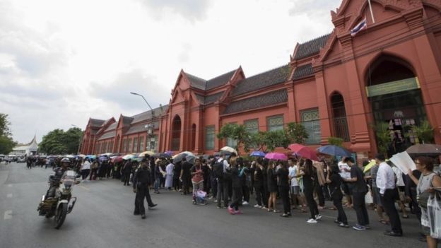Antrean Panjang di Istana Kerajaan Thailand demi Melayat Raja Bhumibol