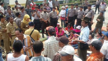 Jalan Rusak, Ratusan Warga Titi Besi Duduki Jembatan