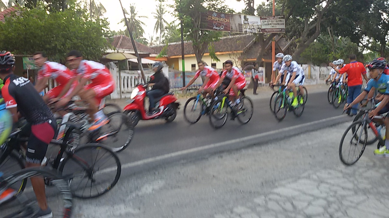 Pembalap Tour de Banyuwangi-Ijen Melepas Tukik