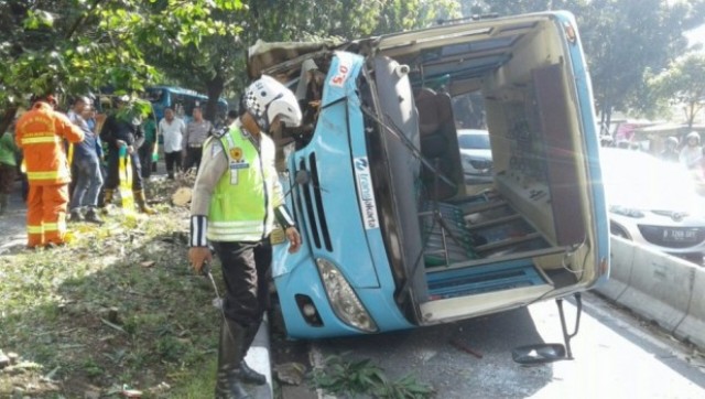 Polisi Tahan Pengemudi TransJakarta yang Terbalik di Buncit