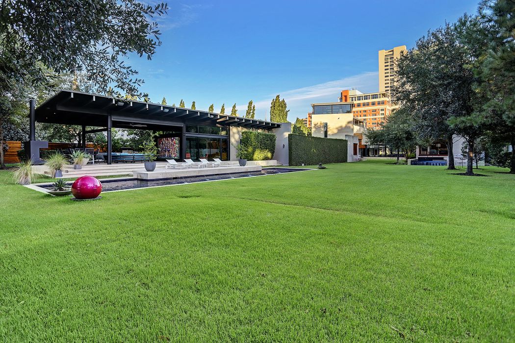 Digugat Usai Kericuhan Astroworld, Travis Scott Kabur ke Rumah Peristirahatannya