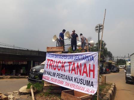 Warga Kota Tangerang 'Bajak' Kendaraan Berat