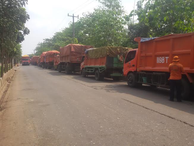 Keluhan Sopir Truk Pengangkut Sampah di Bantargebang