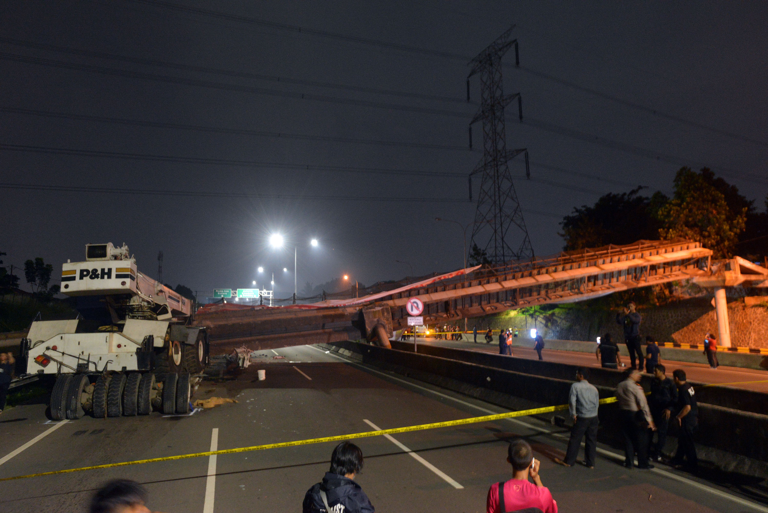 Evakuasi JPO Ambruk di Tol Terkendala Crane