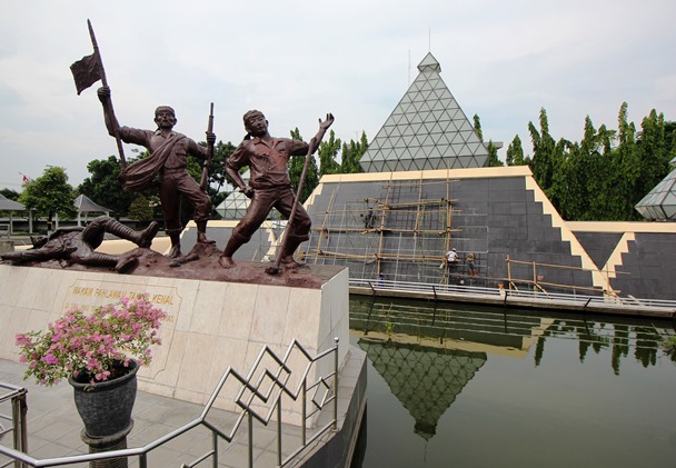 Tugu Pahlawan Lingga Kebanggaan Arek Suroboyo Medcom Id