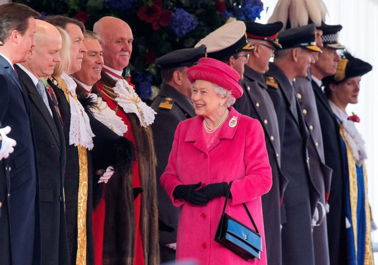 Ungkap Rahasia di Balik Tas Ratu Elizabeth