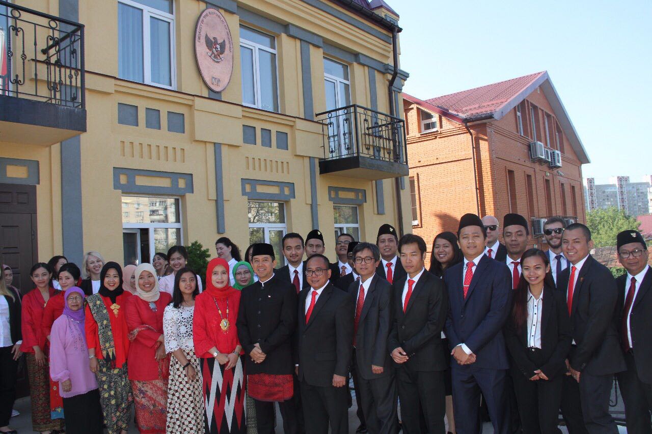 Khidmatnya Upacara Bendera HUT ke-72 RI di Ukraina