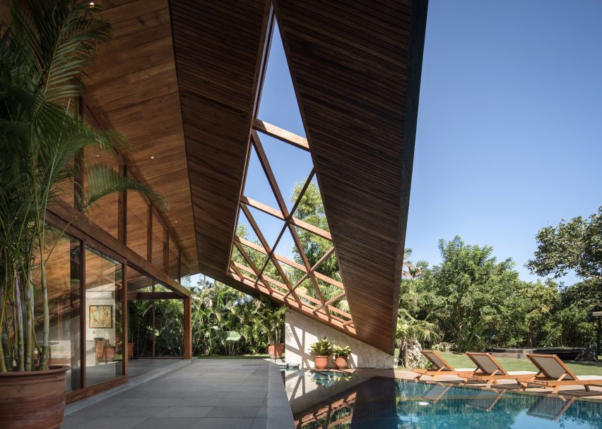 Carbon House, Vila Khusus Peselancar di Bali