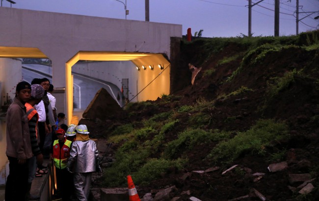 Runtuh Beruntun Proyek Infrastruktur