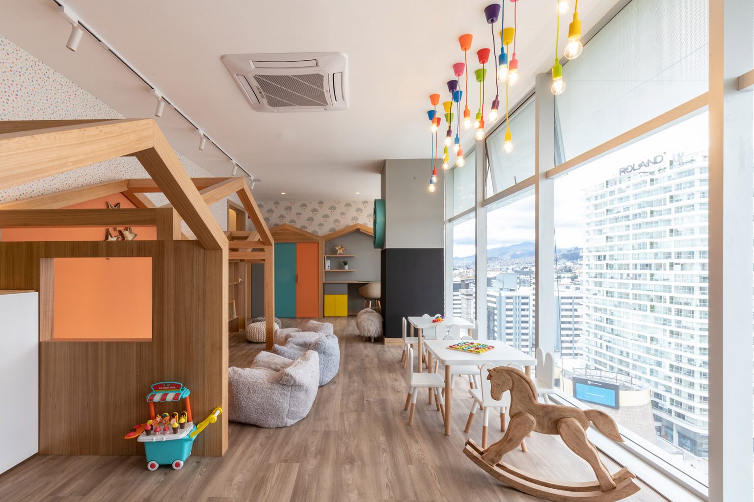 Unique, Apartemen Berlapis Kaca yang Megah