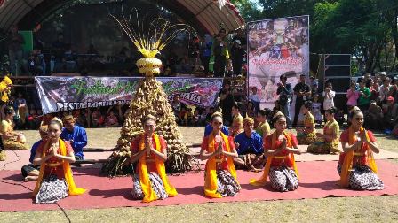 Warga Berebut Gunungan Ketupat dan Lepat