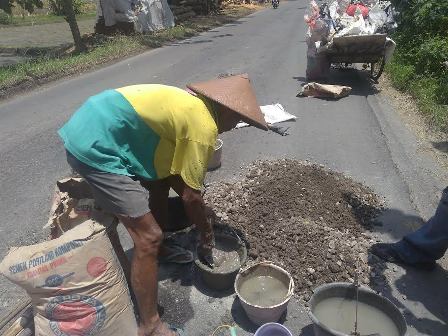 Mbah Sadiyo, Pemulung yang Tambal Lubang Jalan Pakai Uang Pribadi