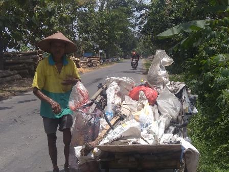 Mbah Sadiyo, Pemulung yang Tambal Lubang Jalan Pakai Uang Pribadi