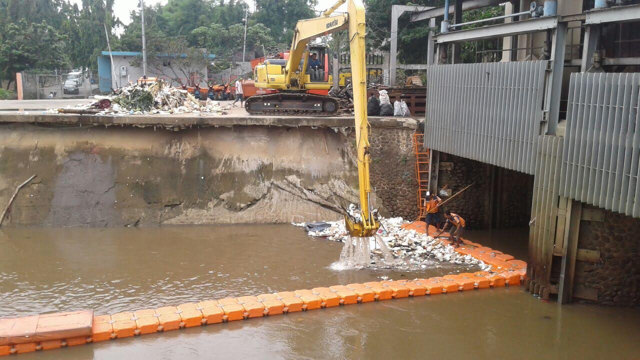 Kesal Lihat Warga Buang Sampah ke Kali Petugas Harap Penertiban Diselesaikan