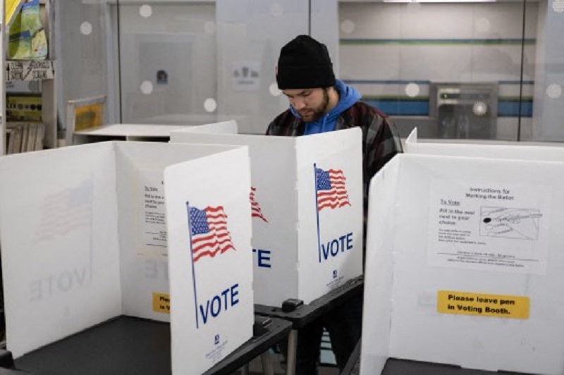 Voting Pertama Ditutup dalam Pemilu Paruh Waktu, Kekuasaan Joe Biden Bisa Berubah
