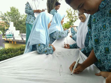 Bagi Siswa di Sumenep, Kasih Sayang tak Perlu Dirayakan