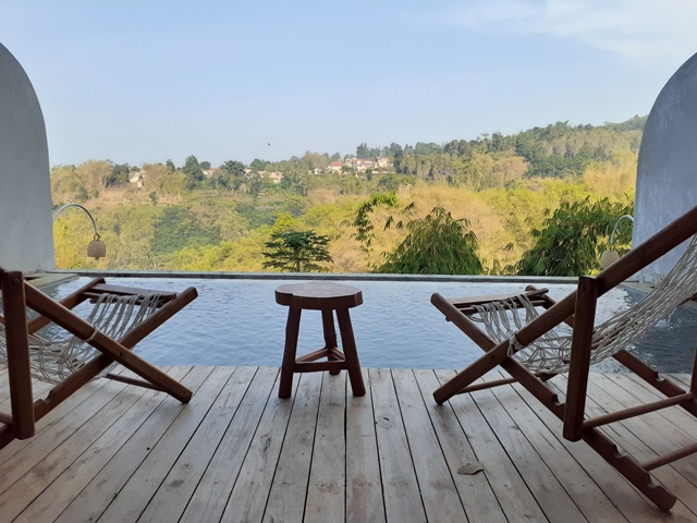 Bermalam di Vila Berkonsep Rustic di Bandung