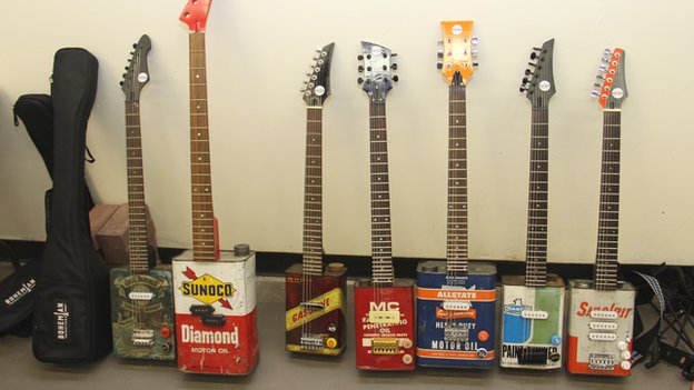 Seorang Gelandangan Buta yang Jadi Sensasi dengan Gitar Kalengnya   