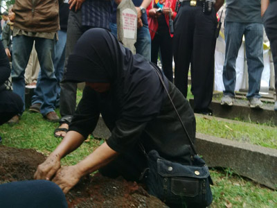 Polisi Halangi Pembongkaran Makam di TMP Kalibata