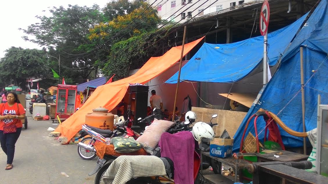 Ketika Warga Rawajati Pasrah