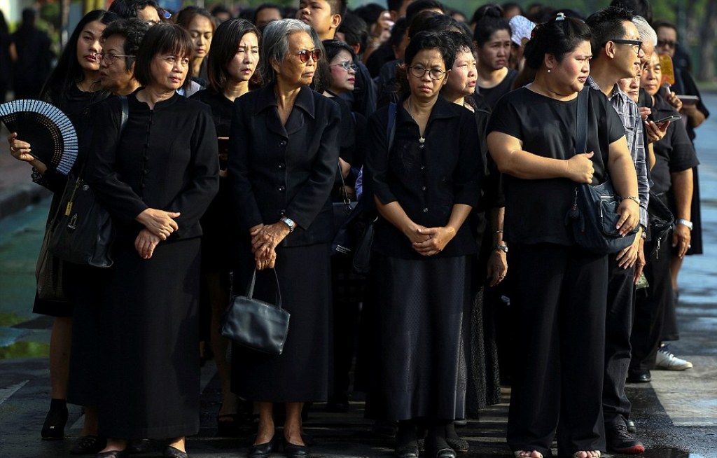 Rakyat Thailand Berduka, Putra Mahkota Mandikan Jasad Raja