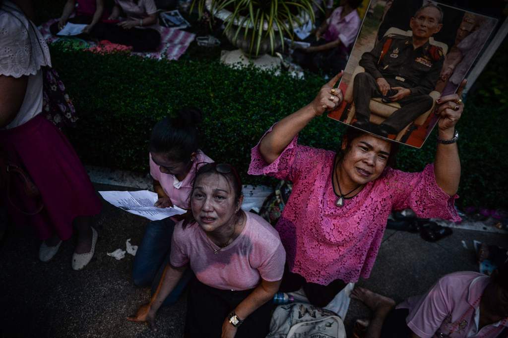Histerisnya Rakyat Thailand Mendengar Raja Bhumibol Wafat