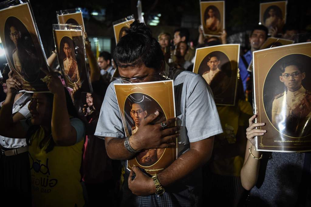 Histerisnya Rakyat Thailand Mendengar Raja Bhumibol Wafat
