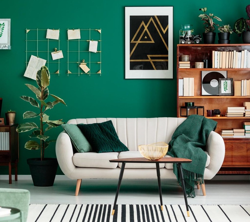 Sesuaikan warna cat tembok dengan furnitur. Foto: Shutterstock