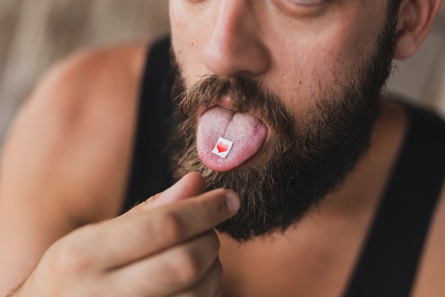 LSD memberi efek halusinasi pada pemakainya. Foto: Alodokter