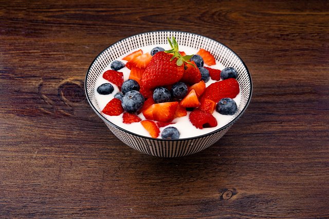 Manakah yang Lebih Baik, Greek Yogurt atau Yogurt Biasa?