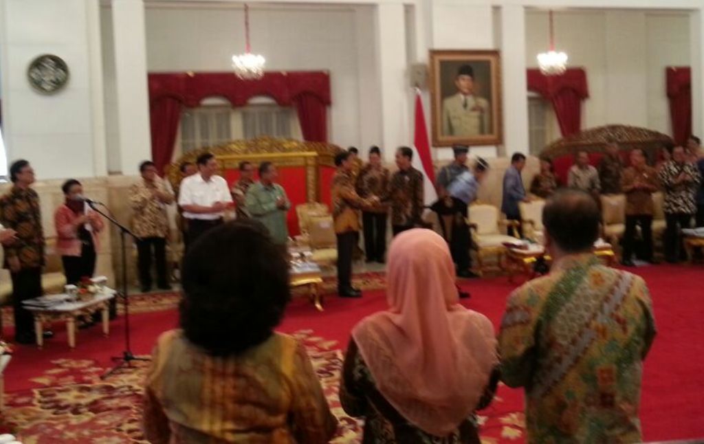 Kado Spesial Jokowi-JK kepada Wiranto Sebelum Sidang Kabinet