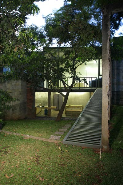 Rumah Panggung Modern, Jejak Djuhara di Pemukiman Padat