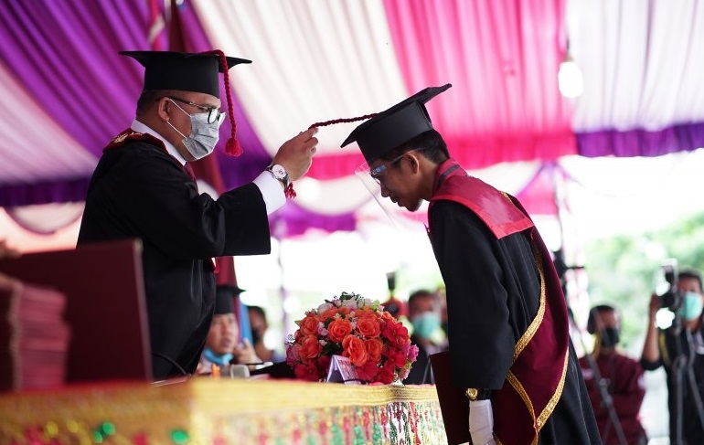 Universitas Negeri Gorontalo Gelar Wisuda <i>Drive Thru</i>
