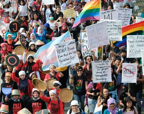 Netizen Heboh Bendera LGBT Berkibar di Monas, Ternyata Peringati <i>Women’s March</i> Jakarta 2023