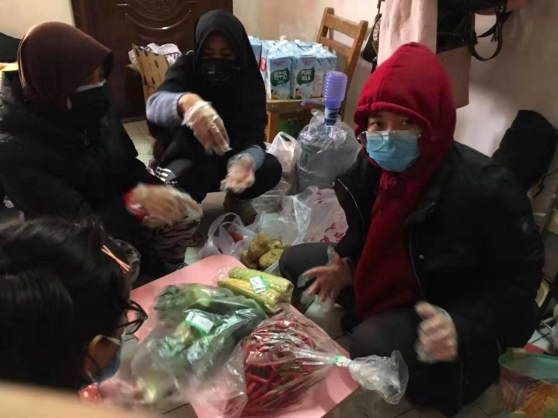 WNI Belanja Kebutuhan Pokok di Wuhan