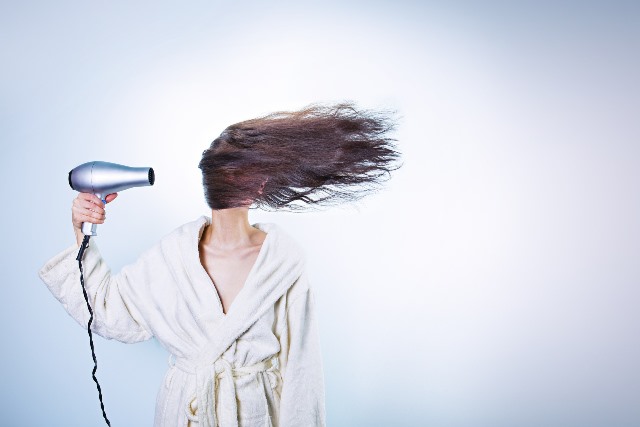 Cermati 6 Efek dari Prosedur Pelurusan Rambut di Salon