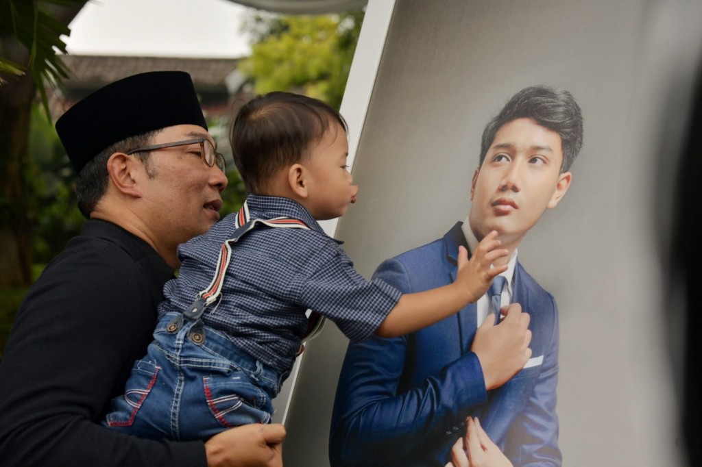 Gubernur Jabar Ridwan Kamil bersama anak bungsunya Arkana Aidan Misbach, memandangi foto Emmeril Kahn Mumtadz. (Foto: Humas Pemda Jabar)
