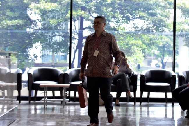 5 Jam Geledah Rumah Yudi, Penyidik KPK Keluar Bawa 2 Koper