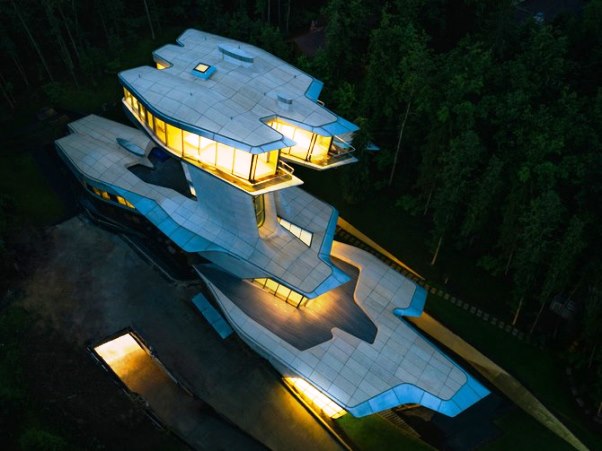 Pesawat Star Trek Parkir di Tengah Hutan